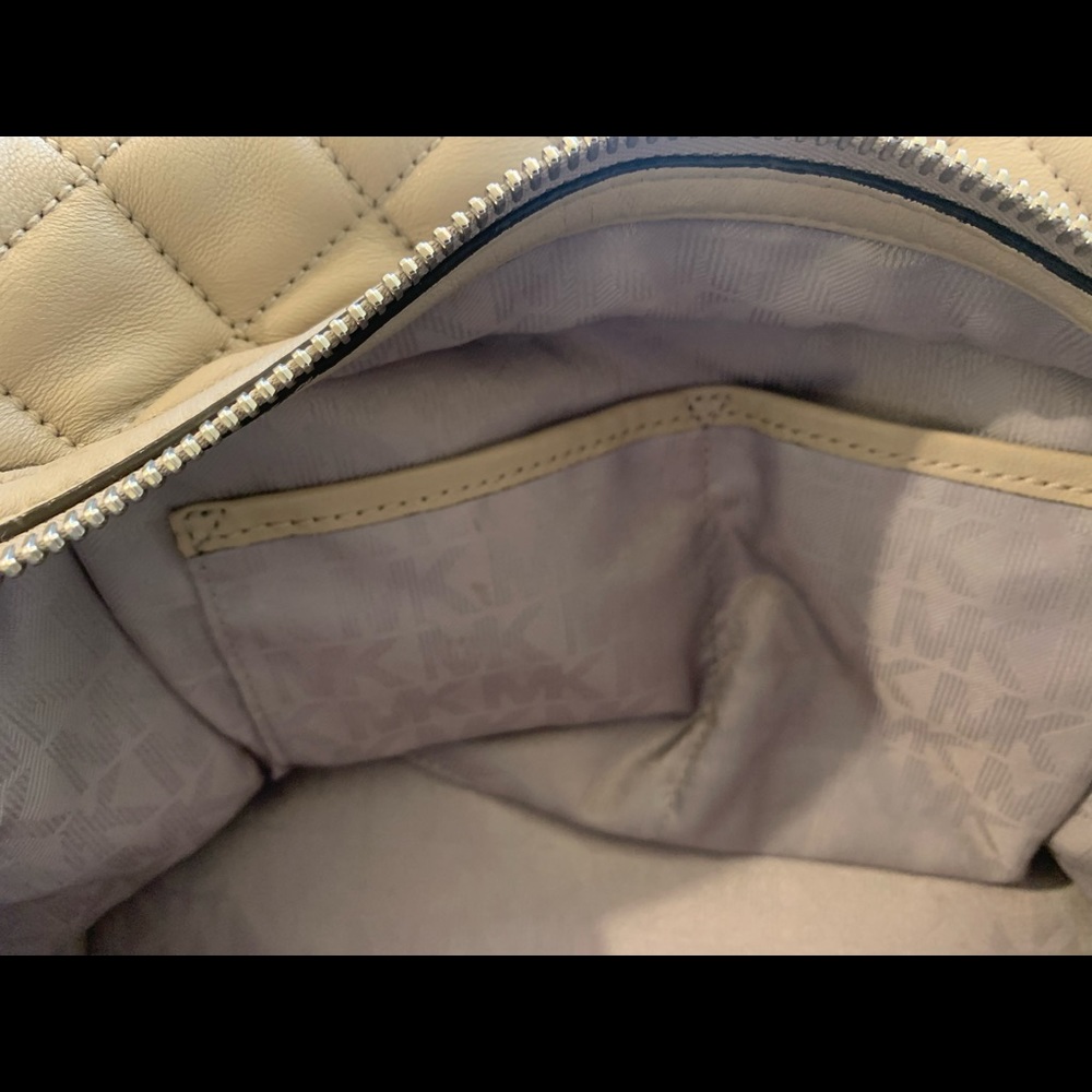 Michael Kors lamb skin light grey shoulder bag like new - Picture 10 of 10